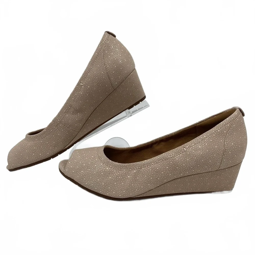 Clarks Tan Vendra Daisy Peep Toe Wedges | Leather, US 8